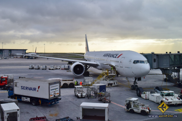 Boeing 777-328/ER